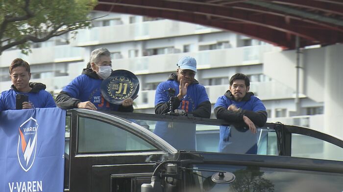 特別仕様のバスで登場