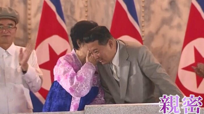 金正恩総書記に体を寄せ、耳元でささやくなど親密ぶりが映し出された李アナウンサー