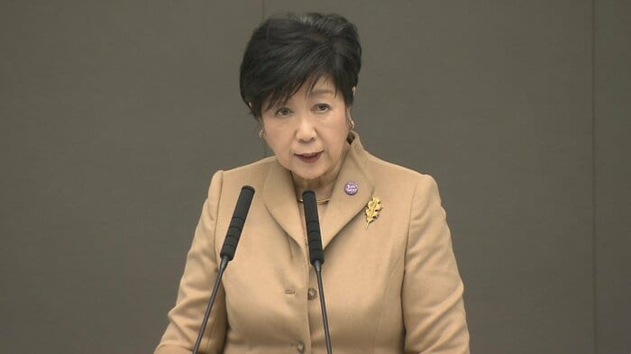 都議会で出生数増加について答弁する小池知事
