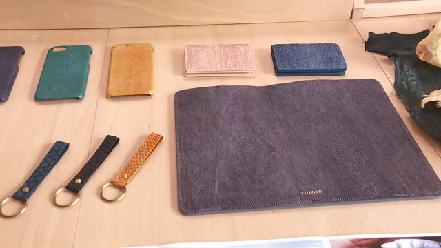 普通の財布やスマホカバーに見えるが、素材は…