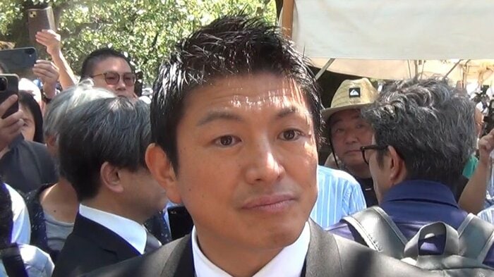 靖国神社に党として集団で参拝した参政・神谷宗幣代表(8月15日)