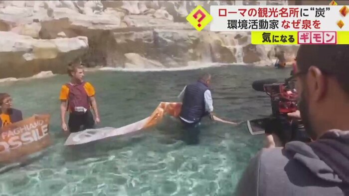 警察が活動家たちの横断幕を持っていく様子