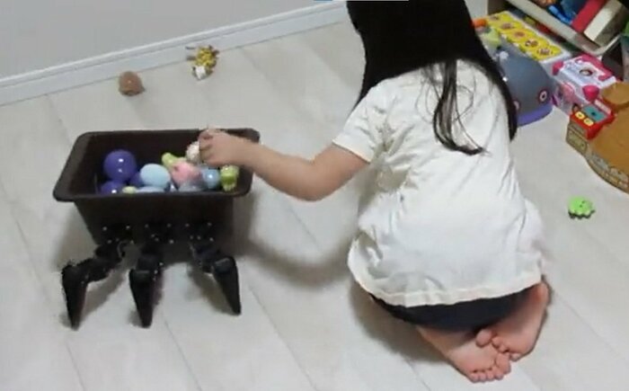 歩くおもちゃ箱とお片付けする長女
