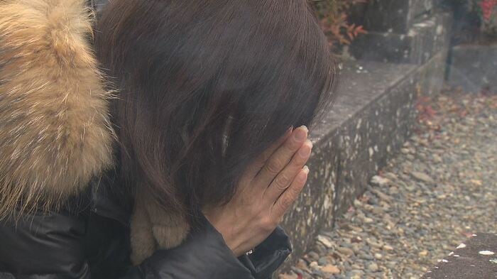 息子の墓に手を合わせる母・真理さん