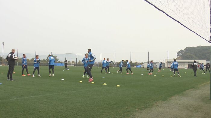 小雨がぱらつく中での始動となった