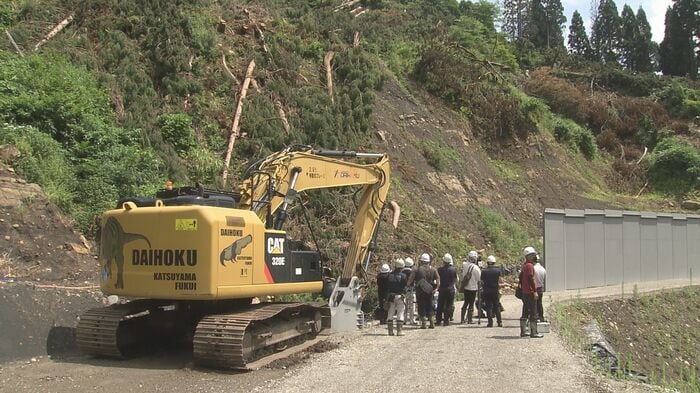 準備工事中に出た岩石も調査対象となる
