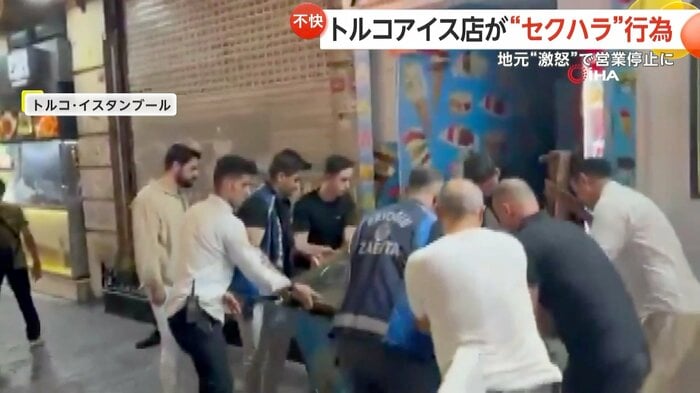 複数の人たちによって撤去される店(IHA)