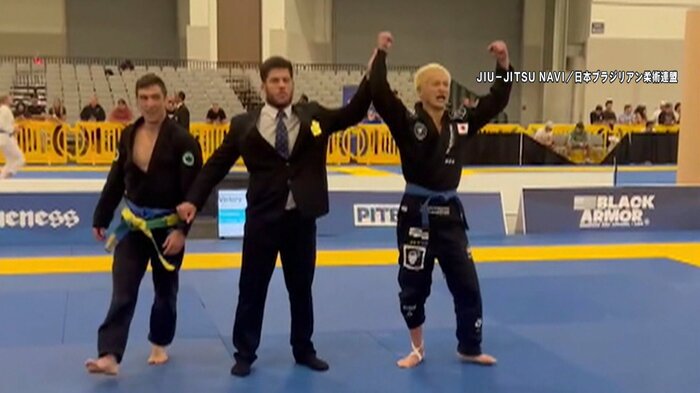 見事判定勝ちで勝利し喜ぶ福島(右)