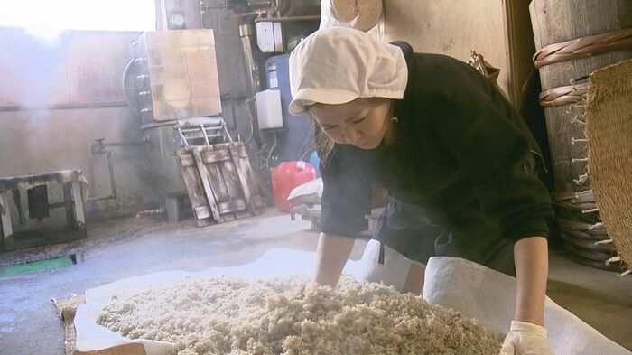 糀づくりを学ぶ娘の由美さん