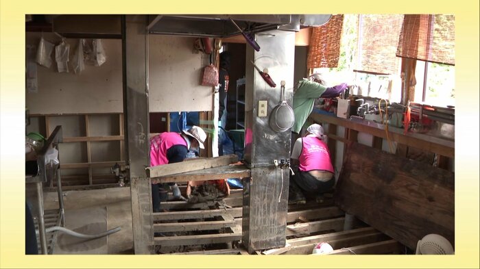 なか志ま旅館の厨房の泥かき作業（2025年9月）