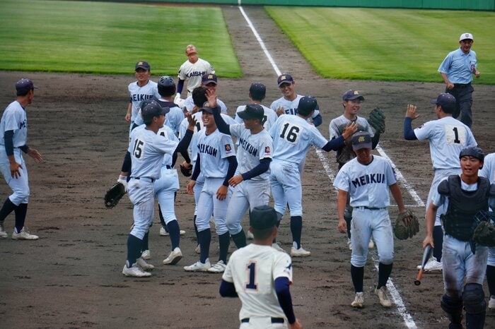 勝利して喜ぶ新潟明訓ナイン