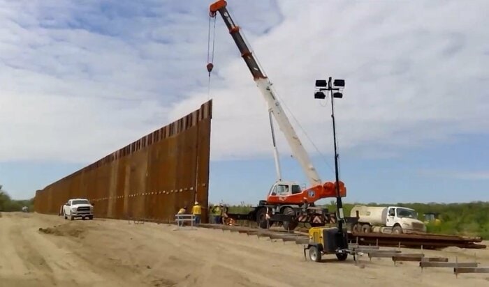 テキサス州はトランプ新政権を見据えて、国境の壁の建設を再開した