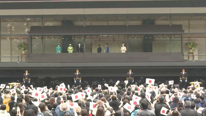 今回の一般参賀は、「歓声」は制限されていないが、例年のような「万歳」の声は聞かれなかった