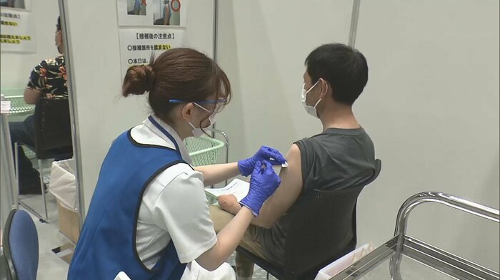 高いワクチン接種率を達成したものの、不安をあおるような偽情報や陰謀論も…