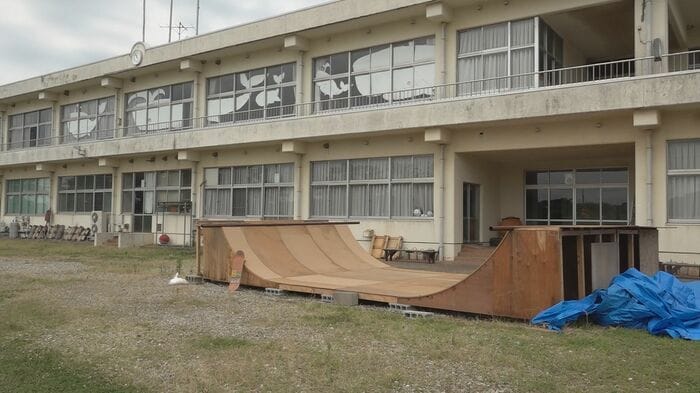 波松小の校庭につくられたスケートボード場