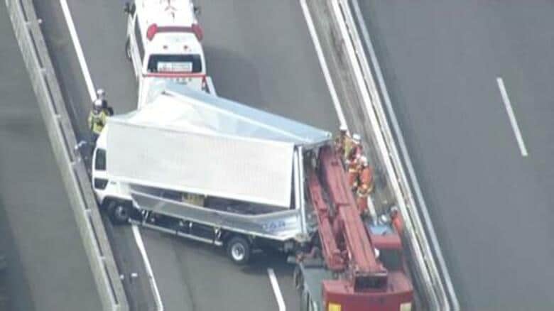 トラックの荷台部分に突き刺さったクレーン車…大破した軽自動車　国1バイパスで多重事故　2人ケガ　現場付近では現在も通行止め｜FNNプライムオンライン