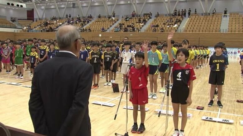 小学生バレーボール 福井県の頂点目指して男女75チームの熱戦が開幕 声援背に思い切りプレー |FNNプライムオンライン
