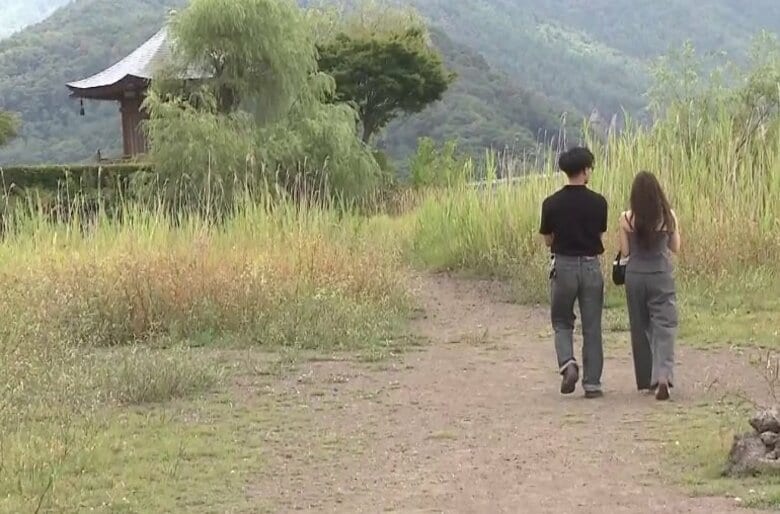 水不足で異変…「幻の道」が山梨・河口湖に出現　本来は湖に浮かぶ“六角堂”に徒歩で　岩手・胆沢ダムは貯水率“過去最低”｜FNNプライムオンライン