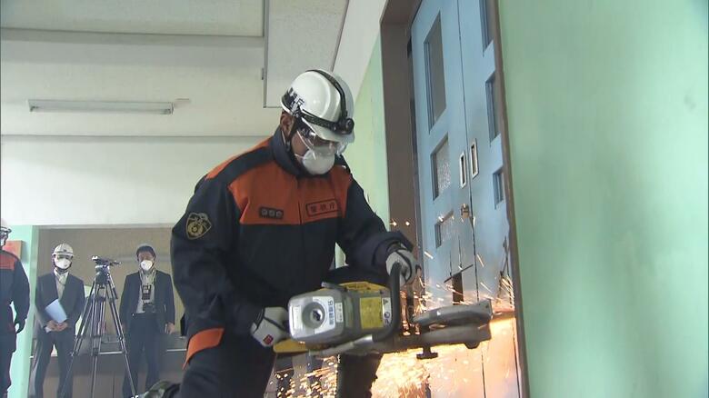 解体中の小学校で災害想定した救助訓練…建物が倒壊し人が閉じ込められた想定でエンジンカッターなどを使った救助の流れを確認　東京・武蔵野市｜FNNプライムオンライン