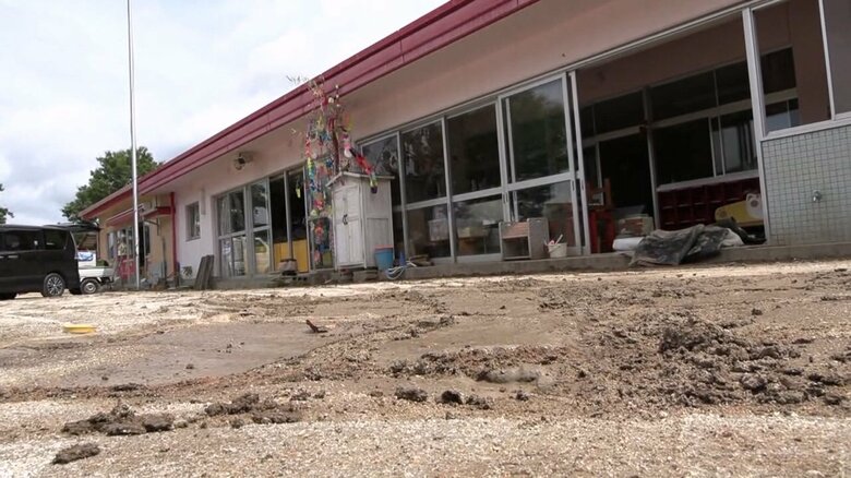 土砂崩れ現場から約2km 川沿いの保育園に大量の土砂が…復旧めど立たず近くの公民会などで再開へ準備【佐賀発】｜FNNプライムオンライン