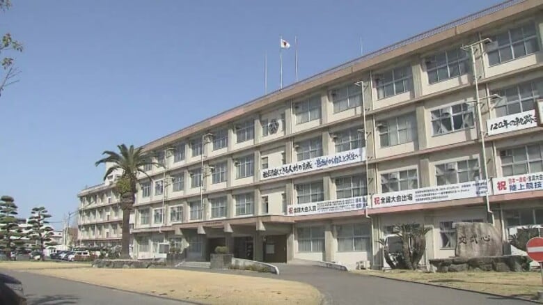 松山北高の改修されたばかりの体育館天井からモルタル片落下　当時部活中　当面使用停止に【愛媛】｜FNNプライムオンライン