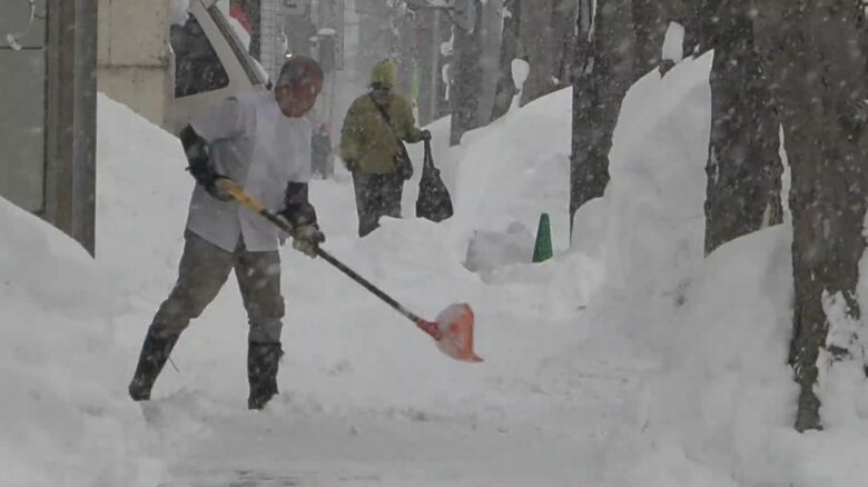 北海道で大雪や吹雪続く 豪雪地帯の倶知安町で北海道最多の積雪122センチ「いまからこんなに降ったらどうなるやら」クリスマスイブ24日は札幌でもまとまった雪にー北海道｜FNNプライムオンライン