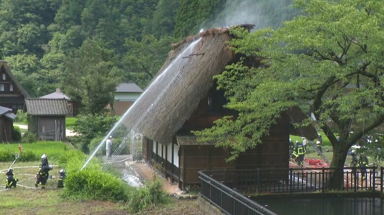 【速報】世界遺産・菅沼合掌造り集落で火事　資料館「塩硝の館」から出火か　茅葺の屋根などが燃える　消防が消火活動中｜FNNプライムオンライン