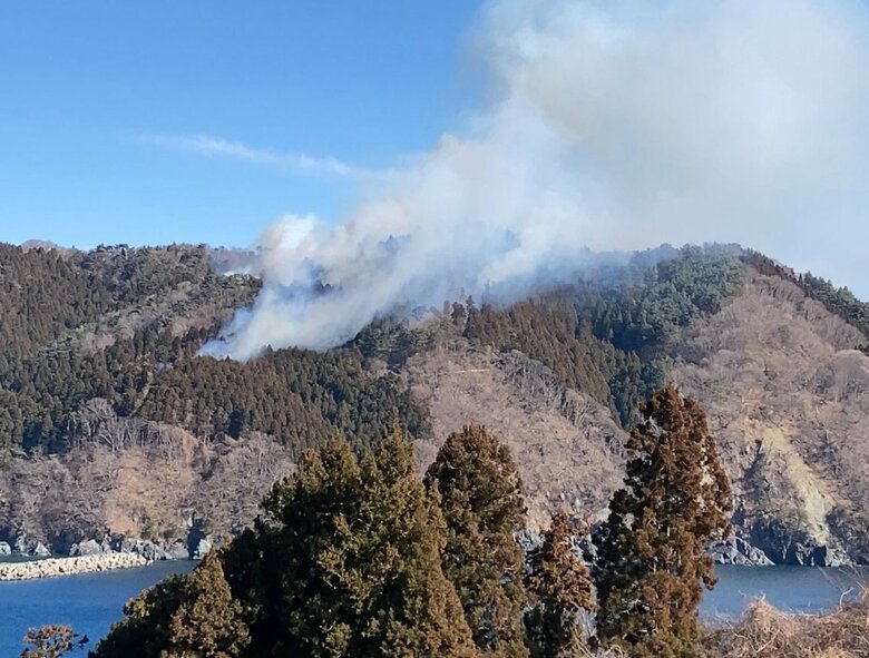 【速報】大船渡市で山火事発生　防災ヘリが上空から散水　消火活動続く　岩手県　｜FNNプライムオンライン
