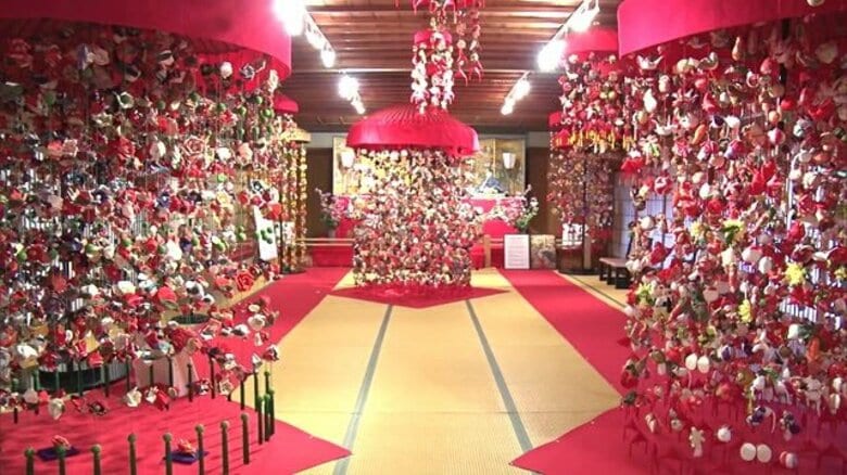 日本三大つるし飾り「傘福」特別展示が期間限定開催！豪華絢爛な傘福とともに旧家に伝わるひな人形も披露【山形発】｜FNNプライムオンライン