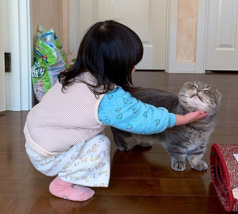 アゴ下をなでなで