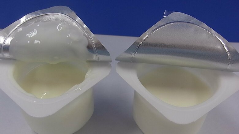 従来品（左）はべっとりだが、トーヤルロータス採用品はついていない（提供：東洋アルミニウム）