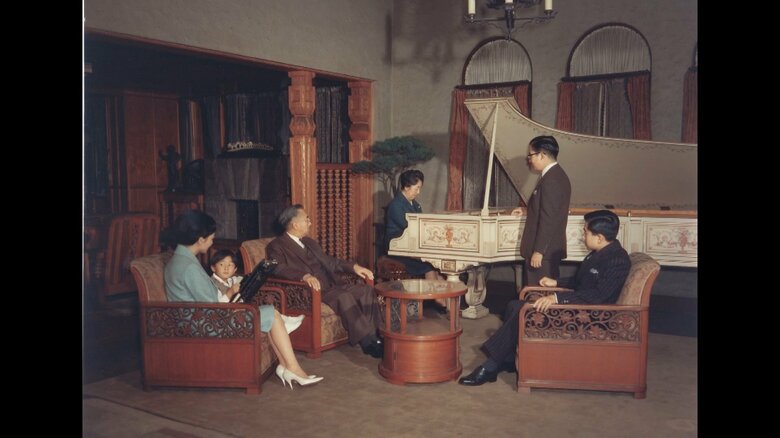 ご一家で香淳皇后のピアノ演奏を聴かれた　昭和38年撮影　提供宮内庁