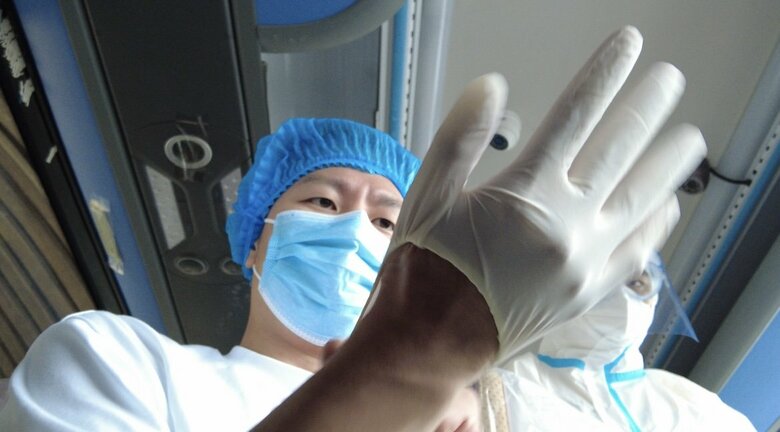 ホテル到着　バス車内で求められるマスクや手袋の着用