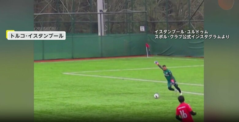 サッカーの試合中、ボールが空を飛んでいたカモメに直撃する瞬間（2月、トルコ・イスタンブール）①