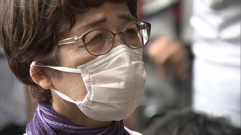 読み書かせを聞く美谷島さん