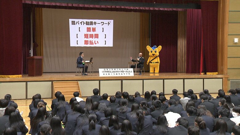 高校生を前に講演する武藤さん（12日 東京･港区）