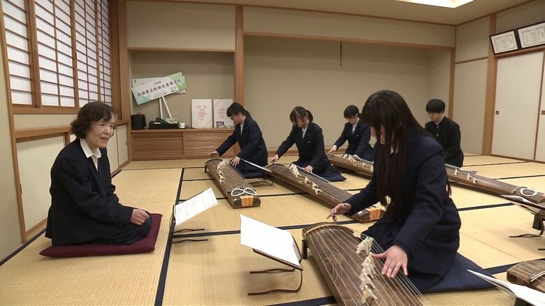 外部講師から指導を受ける秋田北高校箏部