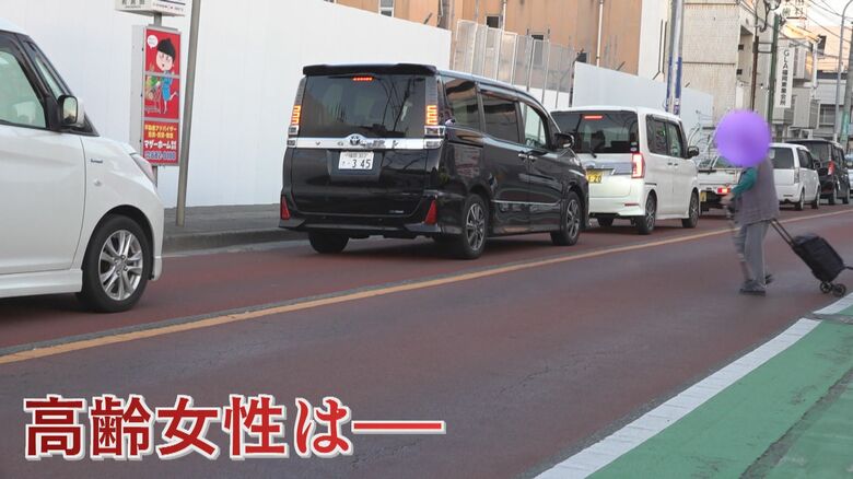 乱横断する高齢女性