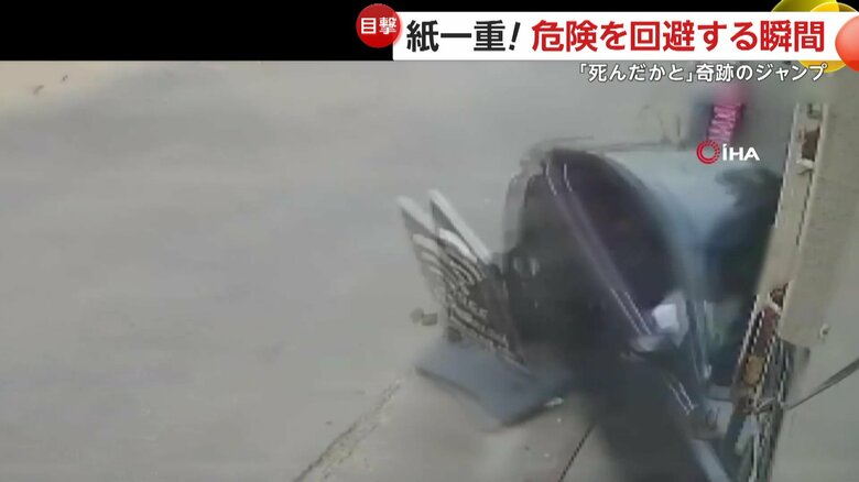 車が暴走し、男性がジャンプで回避する瞬間（トルコ）⑥