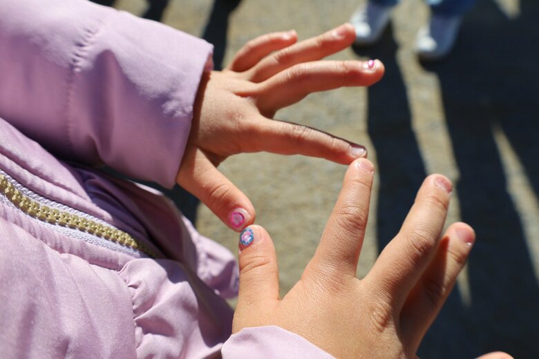 人生初のマニキュアがうれしいらしく、爪を見つめながら歩く（提供：青かんぱちさん）