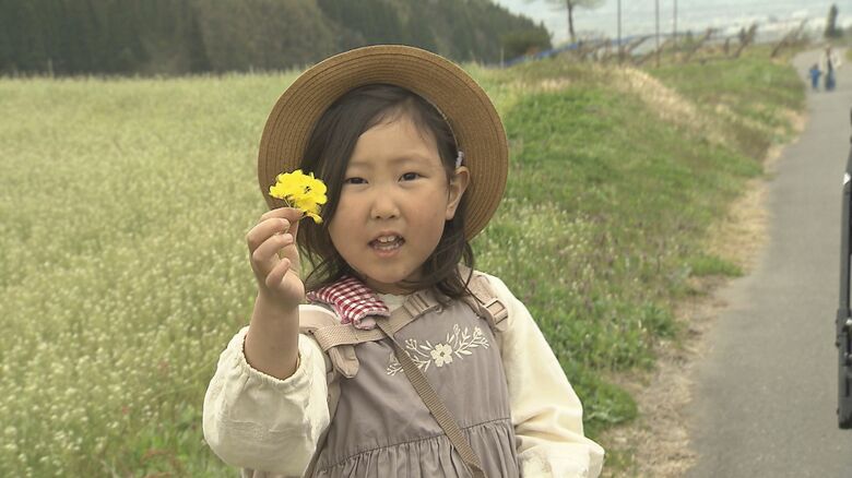 自然の中であそぶ園児