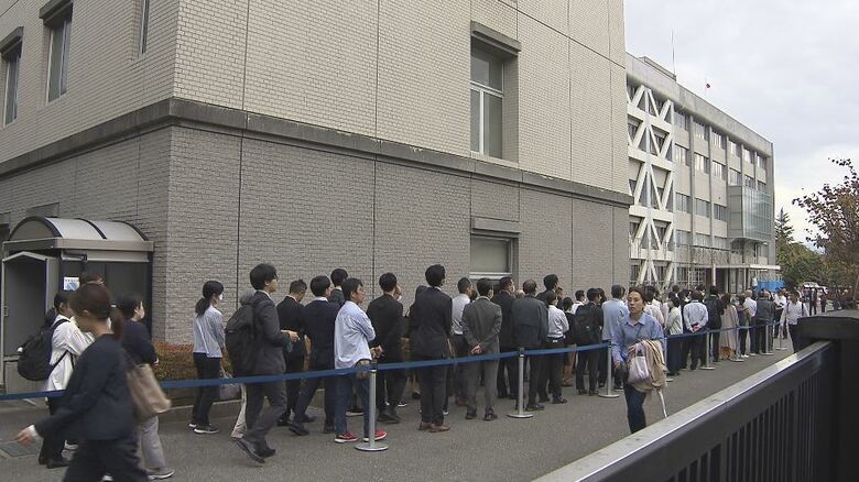 一般の傍聴席41席の抽選に300人以上が並び