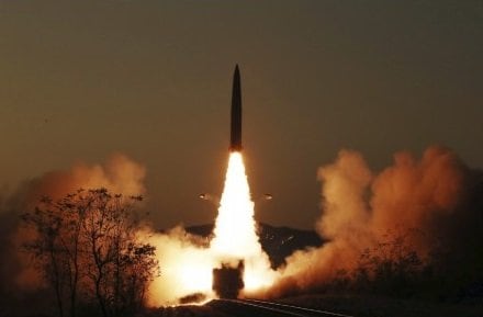 変則軌道が可能な北朝鮮KN-23短距離弾道ミサイル