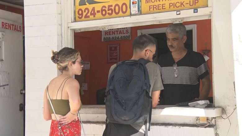 レンタカー会社で交渉するも値段が高く断念した観光客