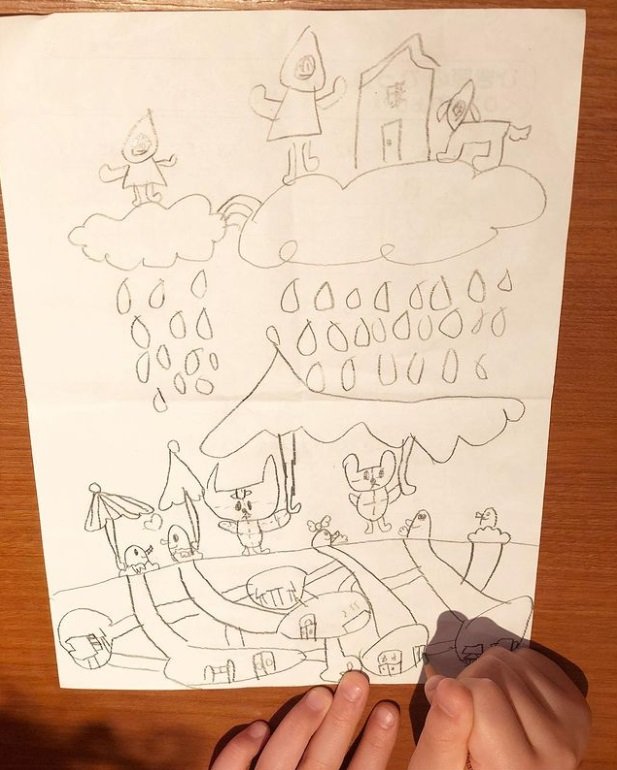 お絵かき中の娘さん（画像：@re_ring2013 より）