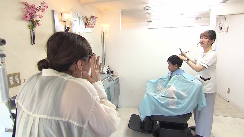 髪を切ってもらっている悠くん