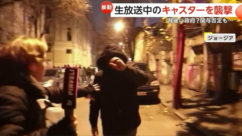 テレビ局の生放送中に、覆面集団が女性キャスターを襲う一部始終②