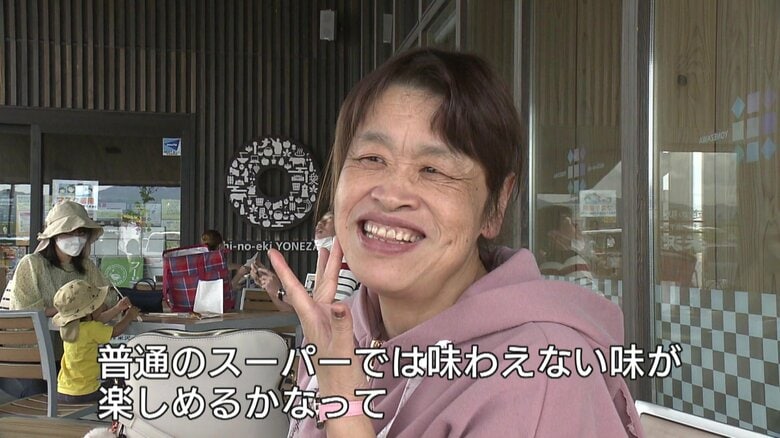 浜焼きを食べて「（松川浦に）行きたい」と話す買い物客