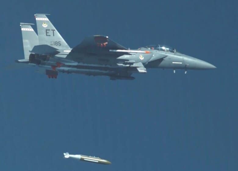F-15Eから投下試験されたGBU-72貫通爆弾（米国防総省公式HPより）