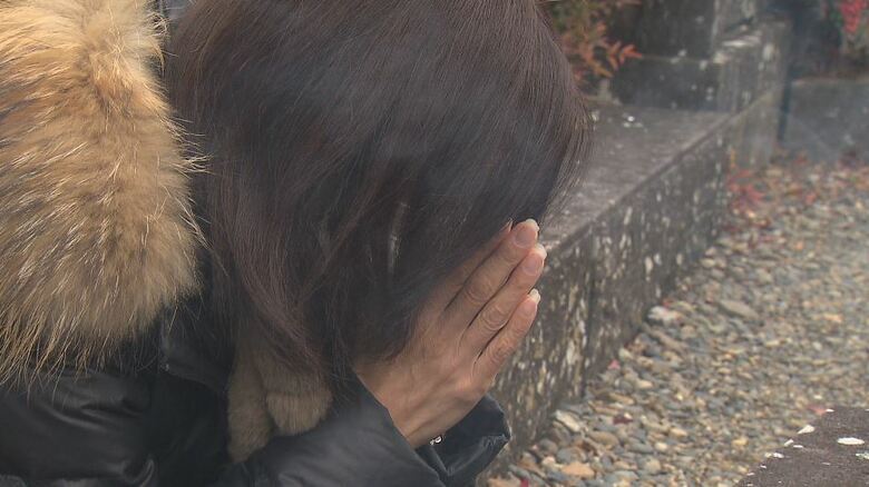 息子の墓に手を合わせる母・真理さん